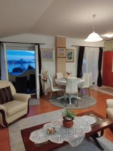 乌马格Apartments and Rooms PUNTA的客厅配有沙发和桌子