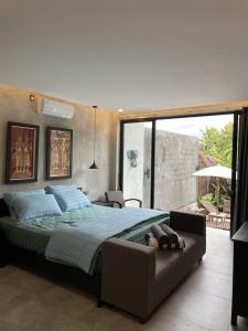 班图尔DJipangan Home的一间卧室配有一张大床和一张沙发