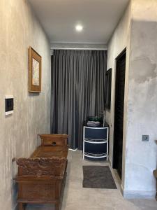 班图尔DJipangan Home的一间卧室设有一张木床和一个窗户。