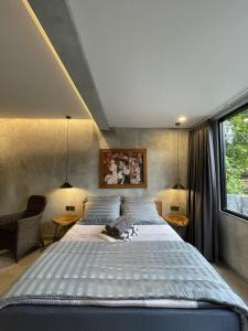 班图尔DJipangan Home的一间卧室配有一张大床和两张桌子