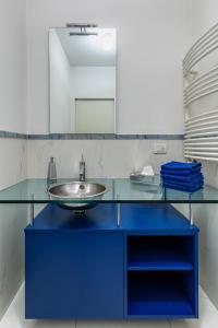 雷诺河畔卡萨莱基奥Villa Amalfi的浴室设有蓝色水槽和镜子