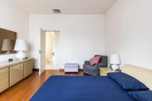 雷诺河畔卡萨莱基奥Villa Amalfi的一间卧室配有蓝色的床和沙发