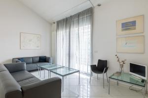雷诺河畔卡萨莱基奥Villa Amalfi的带沙发和电视的客厅