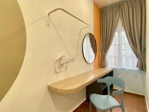 伯恩仓MOON HOTEL的一间带桌子、椅子和镜子的浴室