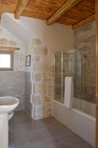 阿尔梅尼Villa Amalthiea的一间带玻璃淋浴和水槽的浴室