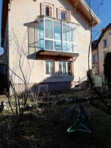 FraizeAppartement à 5 min à pied du centre ville et des sentiers, 6 personnes et 2 SDB的房屋的一侧设有大窗户