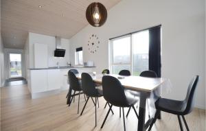 埃贝尔托夫特Gorgeous Home In Ebeltoft With Wifi的用餐室以及带桌椅的厨房。