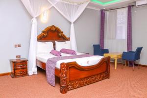 蒙巴萨Sheratton Beach Villagio的一间卧室配有一张带紫色枕头的天蓬床