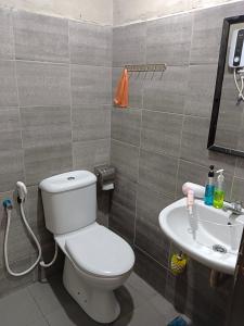 万津麦尔斯酒店的一间带卫生间和水槽的浴室