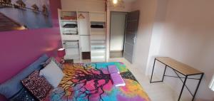 1 Chambre privative avec bureau et cuisine dans maison 105 m2 Montfaucon客房内的一张或多张床位