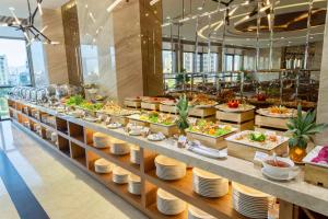 岘港Pavilion Hotel Da Nang的盘子和食物的自助餐