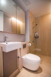 八打灵再也Lumi Tropicana Petaling Jaya by Idealhub的浴室配有卫生间、盥洗盆和淋浴。