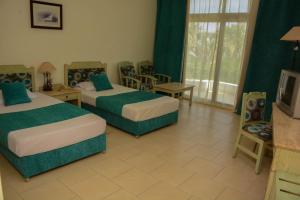 沙姆沙伊赫Queen Sharm Italian Club的酒店客房设有两张床和电视。