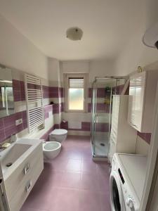 阿尔盖罗Coral Dream的浴室设有2个卫生间、2个盥洗盆和淋浴。
