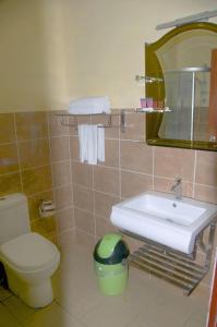 昆达桑纳瓦卢坤达萨山林小屋的一间带水槽、卫生间和镜子的浴室