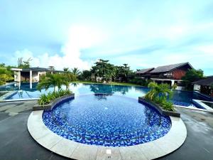 OdiongVistapaloma beach resort的度假村内一个蓝色的大泳池
