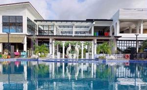 OdiongVistapaloma beach resort的一座大型建筑,前面设有一个游泳池