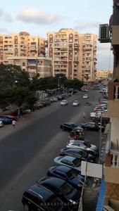 شقة مميزة في وسط بورسعيد的停在停车场的一排车,有楼房