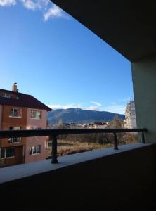 索非亚Прекрасен апартамент в София的从大楼的阳台上可欣赏到风景