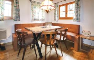 米特西尔Beautiful Home In Mittersill With Wifi的一间带木桌和椅子的用餐室