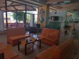 波尔蒂芒CPR SolNascente的客厅配有橙色家具和桌子