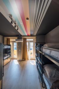 波尔图CATS Porto Hostel的客房设有双层床和彩虹天花板。