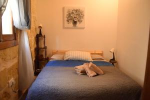 维多利亚St George of Lydda B&B的一间卧室配有两张蓝色床单