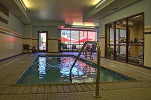 韦斯特切斯特华纳酒店 的一座建筑物中央的游泳池