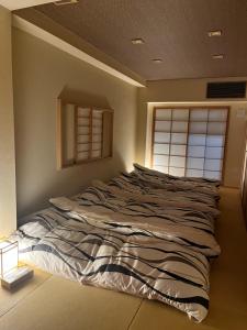 东京Yanaka Kotobuki Sou的窗户客房内的一张床位
