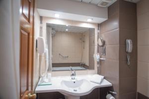 布尔加斯布尔加斯酒店的一间带水槽和镜子的浴室