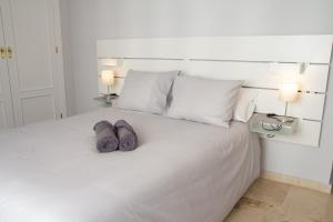 韦尔瓦Villa Infante的一张白色的床,上面有两条毛巾