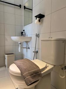 阿罗士打Imperio Professional Suite by 188AOR的一间带卫生间和水槽的浴室