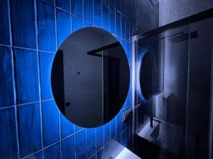 克莱佩达Comfort Hostel Klaipeda的浴室的墙上设有蓝色照明镜