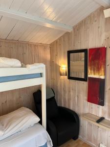 莫尔德Kviltorp Camping的客房设有两张双层床和镜子