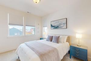 贝尔格莱德Butler Creek Retreat的一间白色卧室,配有床和2个窗户