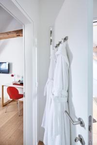 HuldenbergB&B Park7 Wavre - Leuven的挂在房间门上的白色长袍