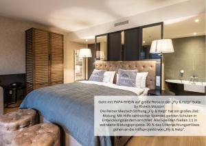 莱茵河畔的宾根PAPA RHEIN - Hotel & Spa的一张带床和水槽的卧室的海报