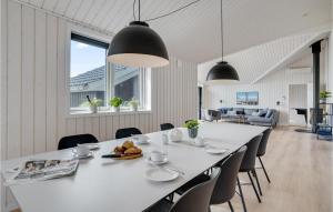 埃贝尔托夫特Lovely Home In Ebeltoft With Sauna的白色的用餐室配有白色的桌椅