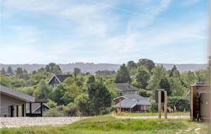 埃贝尔托夫特Lovely Home In Ebeltoft With Sauna的山丘上树木背景的房子