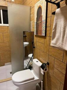 吉达Delta ابحر的浴室设有白色的卫生间和镜子