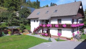 博希尼Apartments Lake Bohinj Medja的花房边的花房