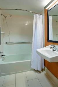 卡拉马祖万豪西卡拉马祖西费尔菲尔德客栈的浴室配有白色浴缸和水槽