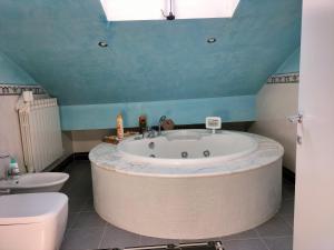 拉波拉诺泰尔梅Terme a portata di mano.的一间带大浴缸和卫生间的浴室