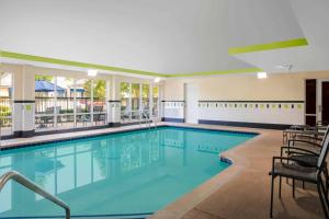 奥古斯塔Fairfield by Marriott Inn and Suites Augusta Fort Eisenhower Area的一座配有桌椅的酒店游泳池