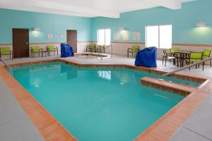 阿德莫尔万豪阿德莫尔春季山丘套房酒店的一个带桌椅的大型游泳池
