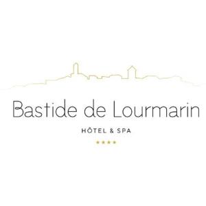 卢马罕Hotel Bastide & SPA - Villa de Lourmarin的酒店和水疗中心的标志