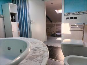 拉波拉诺泰尔梅Terme a portata di mano.的带浴缸和卫生间的浴室。
