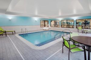 温莎洛克斯哈特福德机场温莎洛克斯春季山丘套房酒店的一座配有桌椅的酒店游泳池