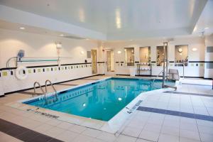 贝德福德贝德福德费尔菲尔德套房酒店的酒店大堂的大型游泳池
