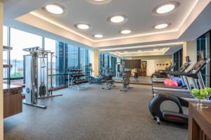波哥大波哥大机场万怡酒店的带有氧器材的健身房,位于带窗户的大楼内